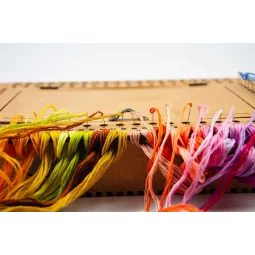 Organisateur pour aiguilles sur une base en bois. Noyer, 66 trous OG-071