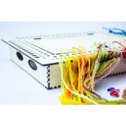 Organisateur pour aiguilles sur une base en bois. Ivoire, 66 trous OG-075