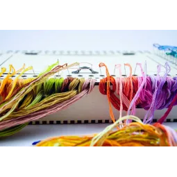 Organisateur pour aiguilles sur une base en bois. Ivoire, 66 trous OG-075