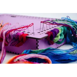 Organisateur pour aiguilles sur une base en bois. Lavande, 66 trous OG-079