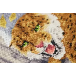 (C) Counted cross stitch kit "Leopard on a tree" S/DZH047