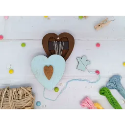 Etui à aiguilles en bois. Coeur bleu KF056/100B