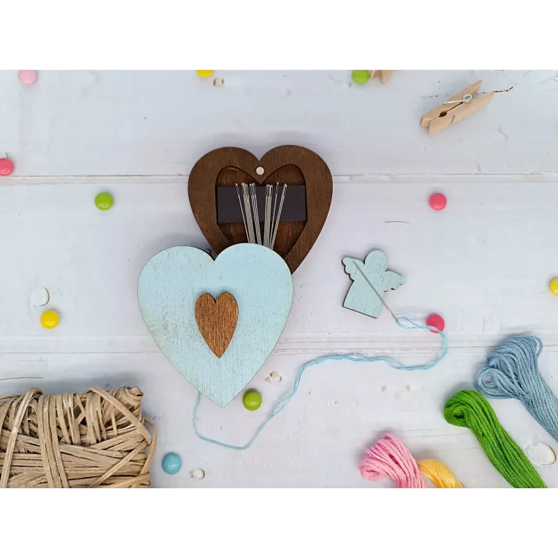 Etui à aiguilles en bois. Coeur bleu KF056/100B