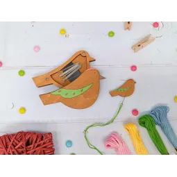 Medinis adatos dėklas. Paukštis žalias KF056/110-2