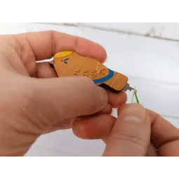 Siūlų vėrimo įrankis. Paukštis mėlynas KF070/1-1