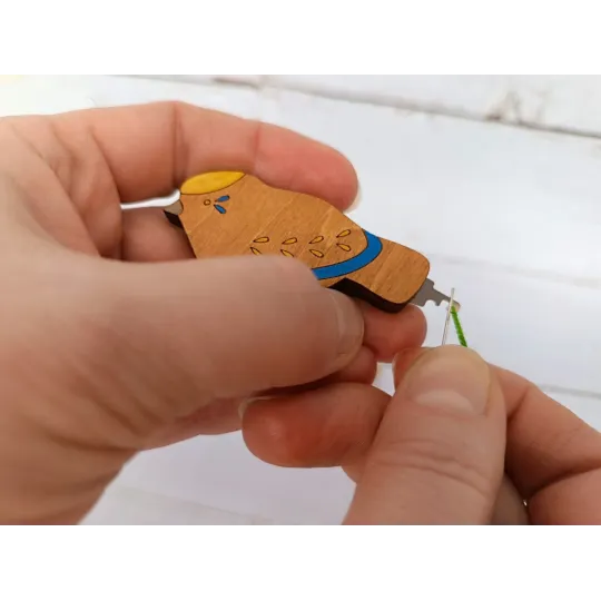Nadel einfädeln. Vogel blau KF070/1-1