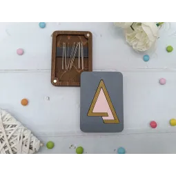 Wooden needle case. Pink triangle KF056/106
