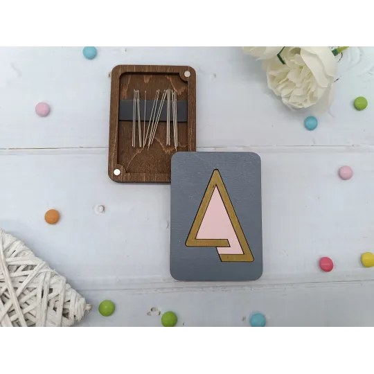 Wooden needle case. Pink triangle KF056/106