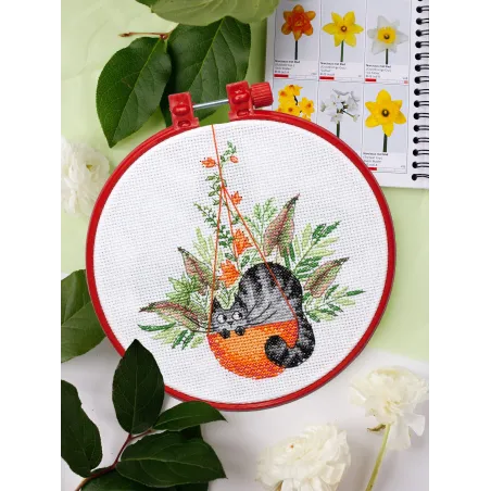 Cross-stitch kits with Hoop Included And in the basket is a cat 15x15 cm AAHM-055