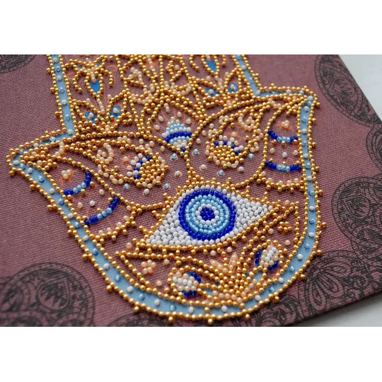 Pagrindinis karoliukų siuvinėjimo rinkinys „Auksinė Hamsa“ (Dekoro scenos) 20x20 cm AAMB-096