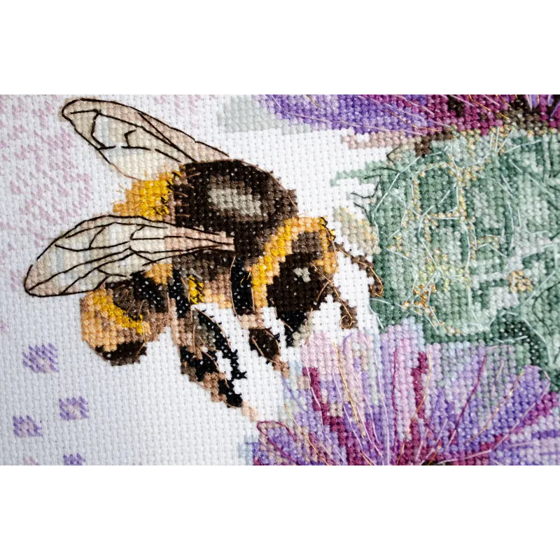 Cross-stitch kits - Hunting for nectar AAH-188