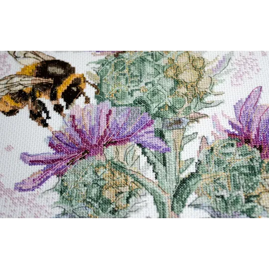 Cross-stitch kits - Hunting for nectar AAH-188