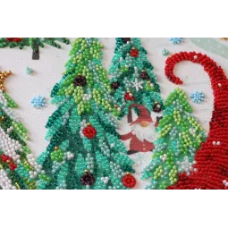 Pagrindinis karoliukų siuvinėjimo rinkinys Apsilankymas pas nykštukus (žiemos pasaka) 27x38 cm AAB-827