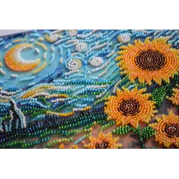 Vidutinio dydžio karoliukų siuvinėjimo rinkinys - Saulėgrąžos nakties glėbyje (Deco Scenes) 20x20 cm AAMB-111