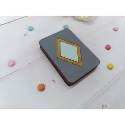 Nadeletui aus Holz. Türkisfarbener Rhombus KF056/107