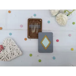 Деревянный игольник. Бирюзовый ромб KF056/107