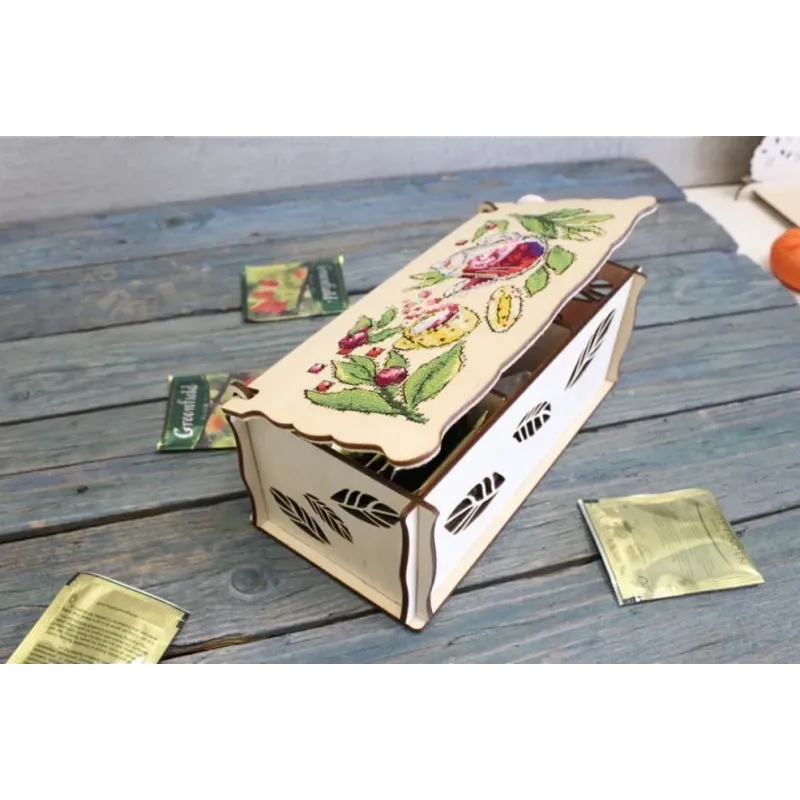 Boîte à thé en bois avec décoration de broderie "Berry tea party" SO-084