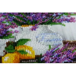 Vidutinio dydžio karoliukų siuvinėjimo rinkinys Lavandos aromatas (natiurmortas) 20x20 cm AAMB-059