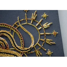 Pagrindinis karoliukų siuvinėjimo rinkinys „Auksinis talismanas“ (Dekoro scenos) 20x25 cm AAB-921