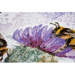 Cross-stitch kit Hunting for nectar 27x36 cm AAH-188