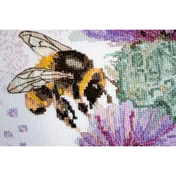 Cross-stitch kit Hunting for nectar 27x36 cm AAH-188