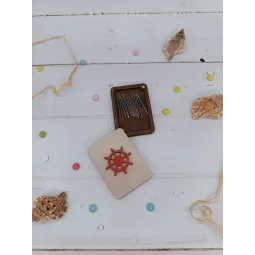 Medinė adatų dėžutė. Vairas. KF056/37