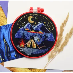 Kryželių siuvinėjimo rinkiniai su lankelis Around the campfire 17x17 cm AAHM-074