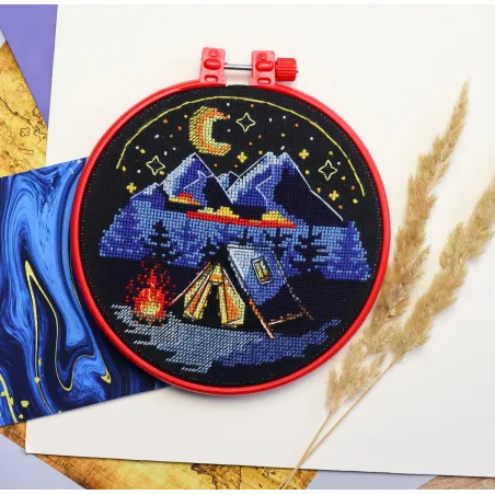 Kreuzstich-Sets mit Stickrahmen Around the campfire 17x17 cm AAHM-074