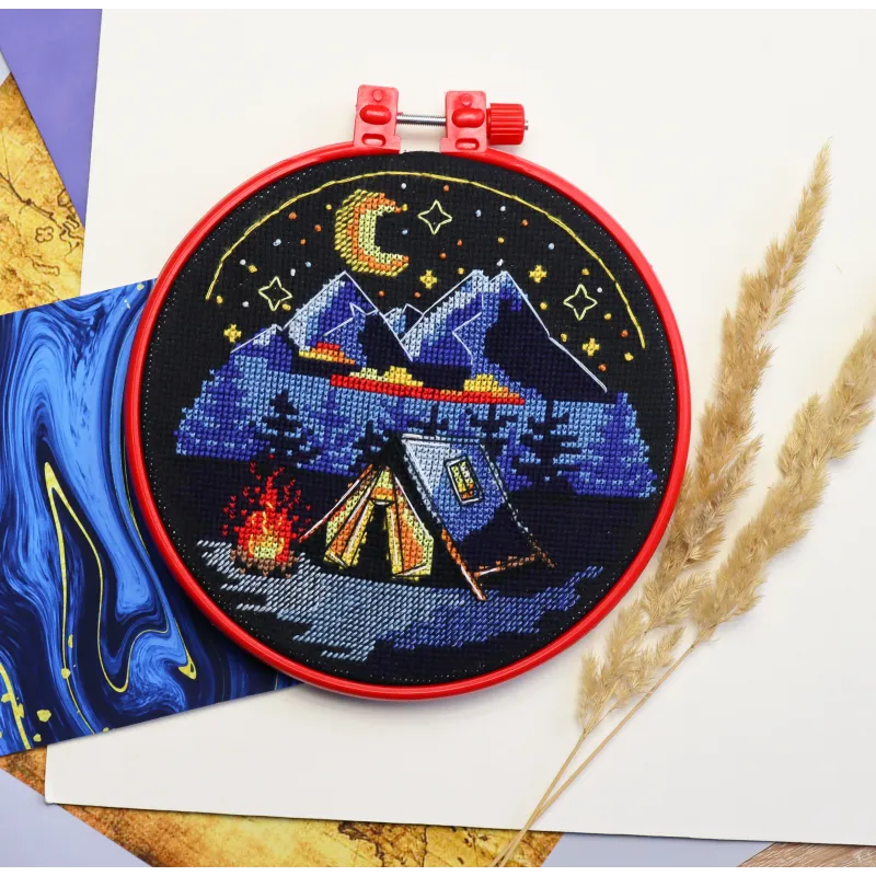 Kreuzstich-Sets mit Stickrahmen Around the campfire 17x17 cm AAHM-074