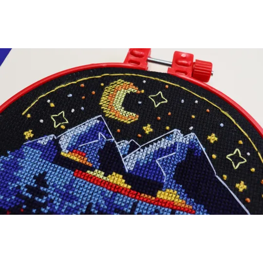 Наборы для вышивания крестиком с пяльцами Around the campfire 17x17 cm AAHM-074