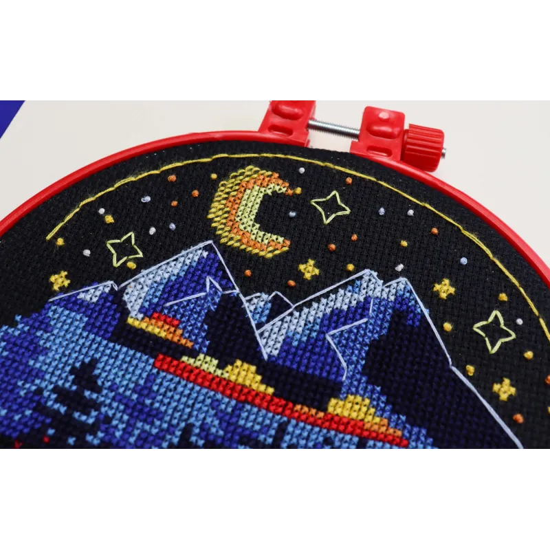 Наборы для вышивания крестиком с пяльцами Around the campfire 17x17 cm AAHM-074