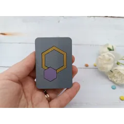 Étui à aiguilles en bois. Hexagone violet KF056/105