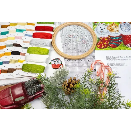 Набор для вышивания крестиком "Собаки и кошки в чулках" 37x24cm SLETIL9940