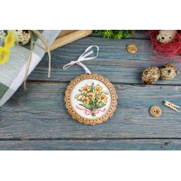 Cross-stitch on wooden base "Miniature. Bouquet of daffodils" 8*8 cm SO-139