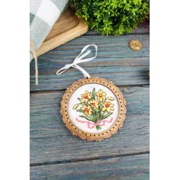 Вышивка крестом на деревянной основе "Миниатюра. Букет нарциссов" 8*8 см SO-139