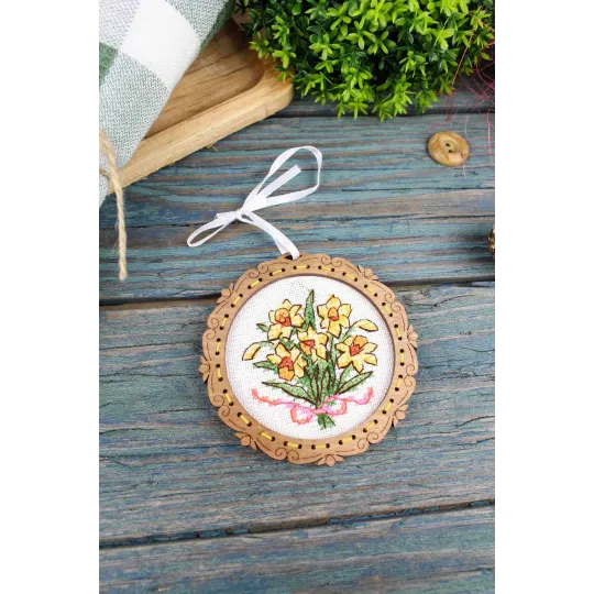 Kreuzstich auf Holzbasis „Miniatur. Narzissenstrauß“ 8*8 cm SO-139