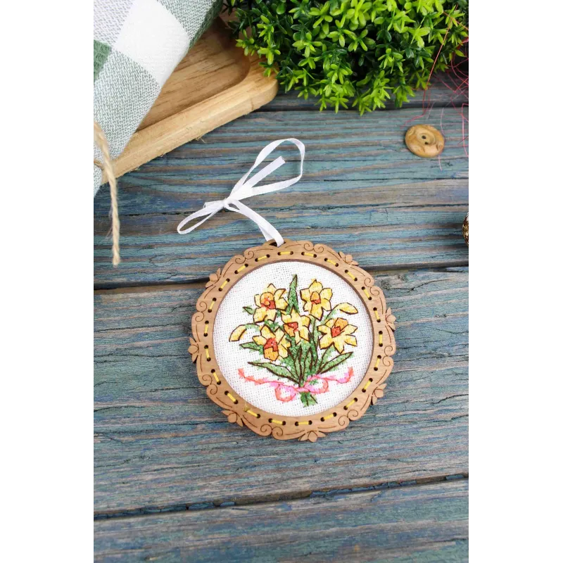 Kreuzstich auf Holzbasis „Miniatur. Narzissenstrauß“ 8*8 cm SO-139