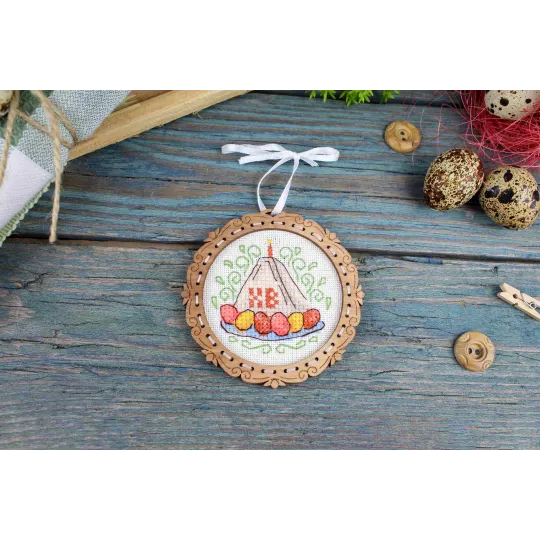 Point de croix sur socle en bois "Miniature. Gâteau au fromage blanc" 8*8 cm SO-136