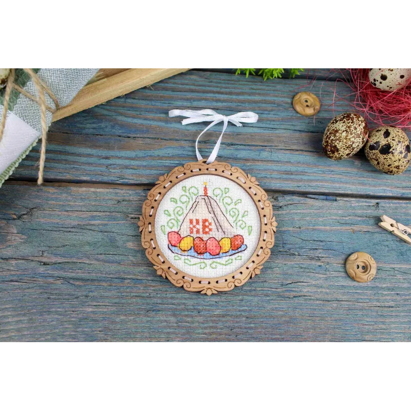 Point de croix sur socle en bois "Miniature. Gâteau au fromage blanc" 8*8 cm SO-136
