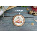 Point de croix sur socle en bois "Miniature. Gâteau au fromage blanc" 8*8 cm SO-136