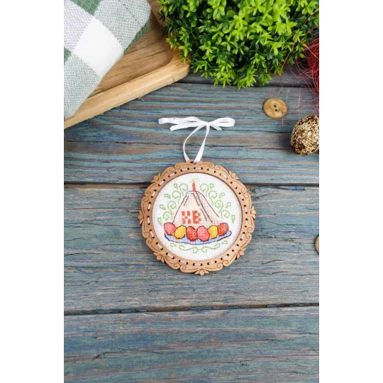 Point de croix sur socle en bois "Miniature. Gâteau au fromage blanc" 8*8 cm SO-136