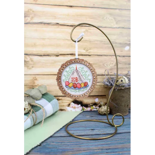 Point de croix sur socle en bois "Miniature. Gâteau au fromage blanc" 8*8 cm SO-136