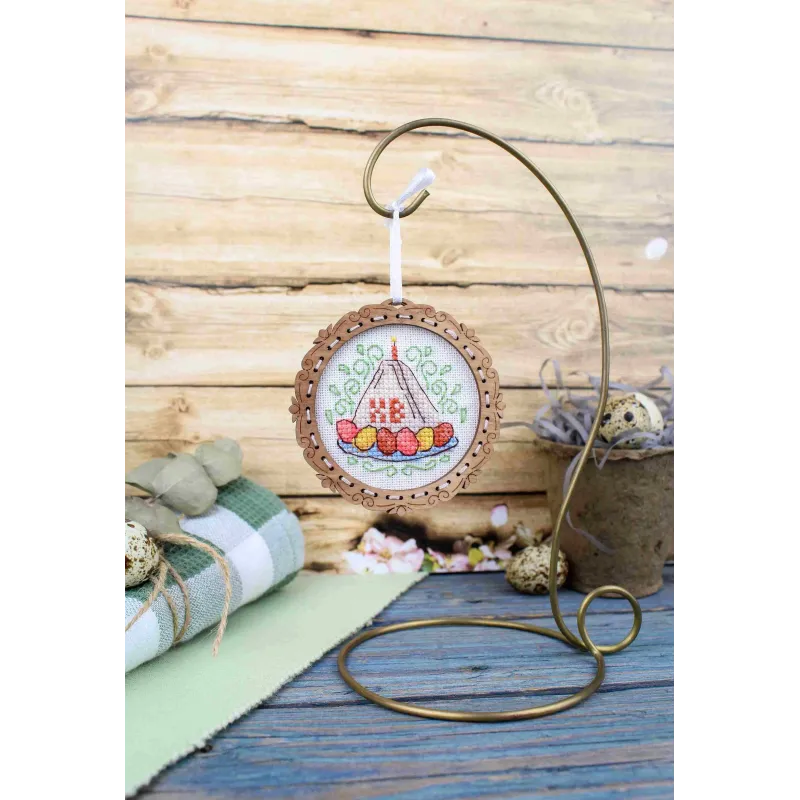 Point de croix sur socle en bois "Miniature. Gâteau au fromage blanc" 8*8 cm SO-136