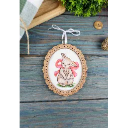 Point de croix sur base en bois "Miniature. Lapin avec un nœud" 10*9 cm SO-128