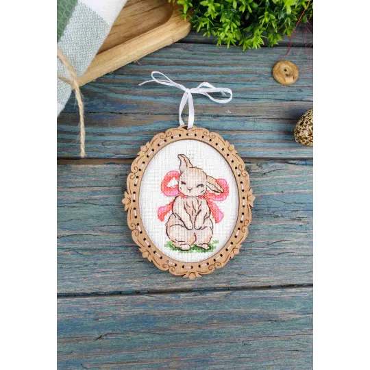 Point de croix sur base en bois "Miniature. Lapin avec un nœud" 10*9 cm SO-128