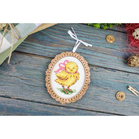 Cross-stitch on wooden base "Miniature. Chicken with a bow" 10*9 cm SO-127