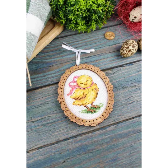 Point de croix sur socle en bois "Miniature. Poulet avec un nœud" 10*9 cm SO-127