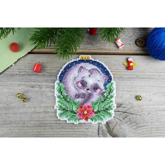 Набор для вышивания крестиком "Новогодний шар с енотом" 10x9 см SR-1161