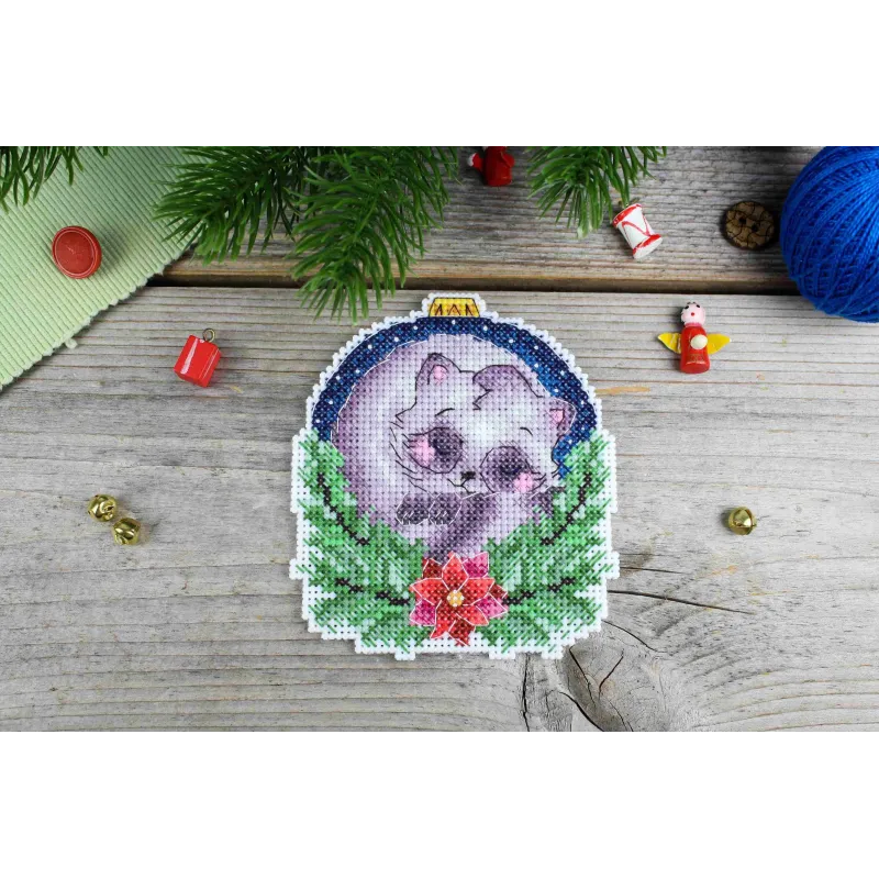 Набор для вышивания крестиком "Новогодний шар с енотом" 10x9 см SR-1161