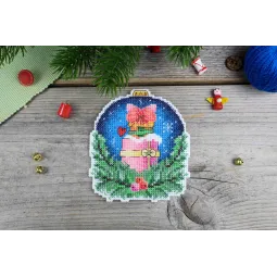 Kryželiu siuvinėjimo rinkinys "Naujametinės eglutės žaisliukas su voveraite" 10x9 cm SR-1160